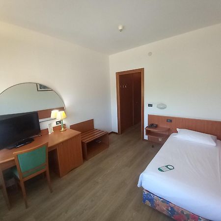 Hotel Cristallo อูดิเน ภายนอก รูปภาพ