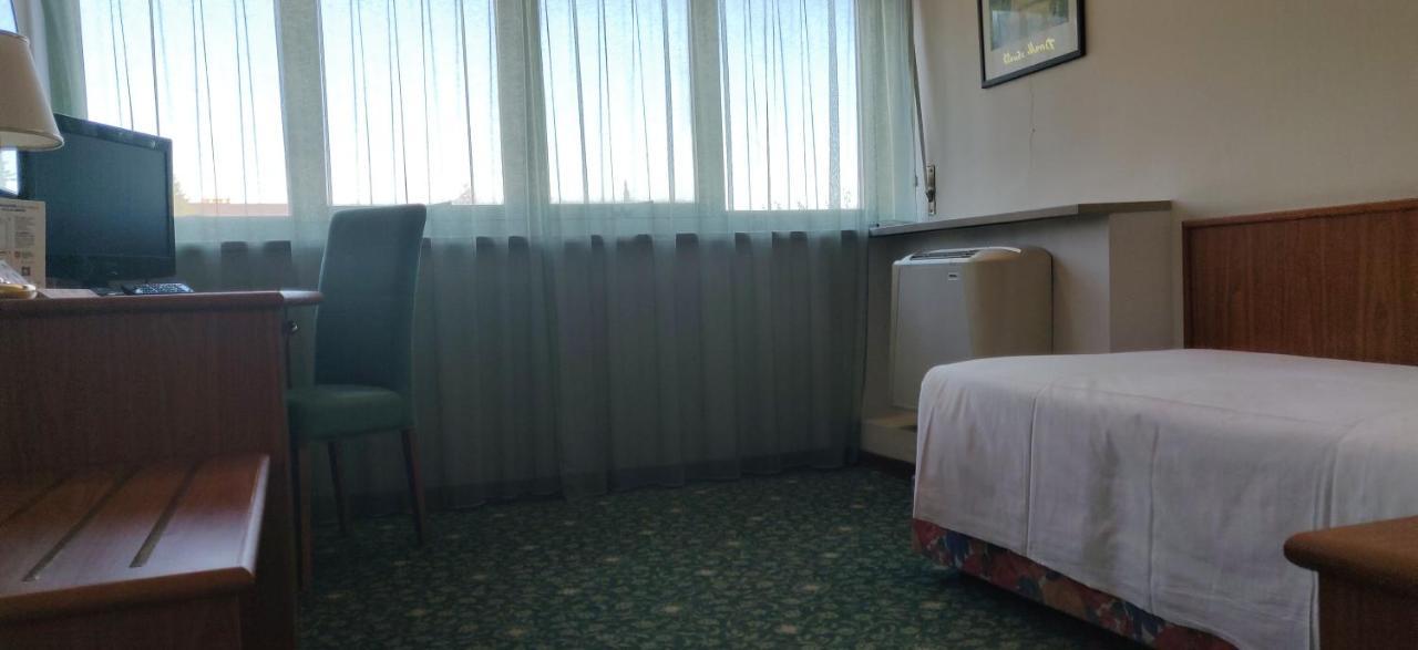 Hotel Cristallo อูดิเน ภายนอก รูปภาพ