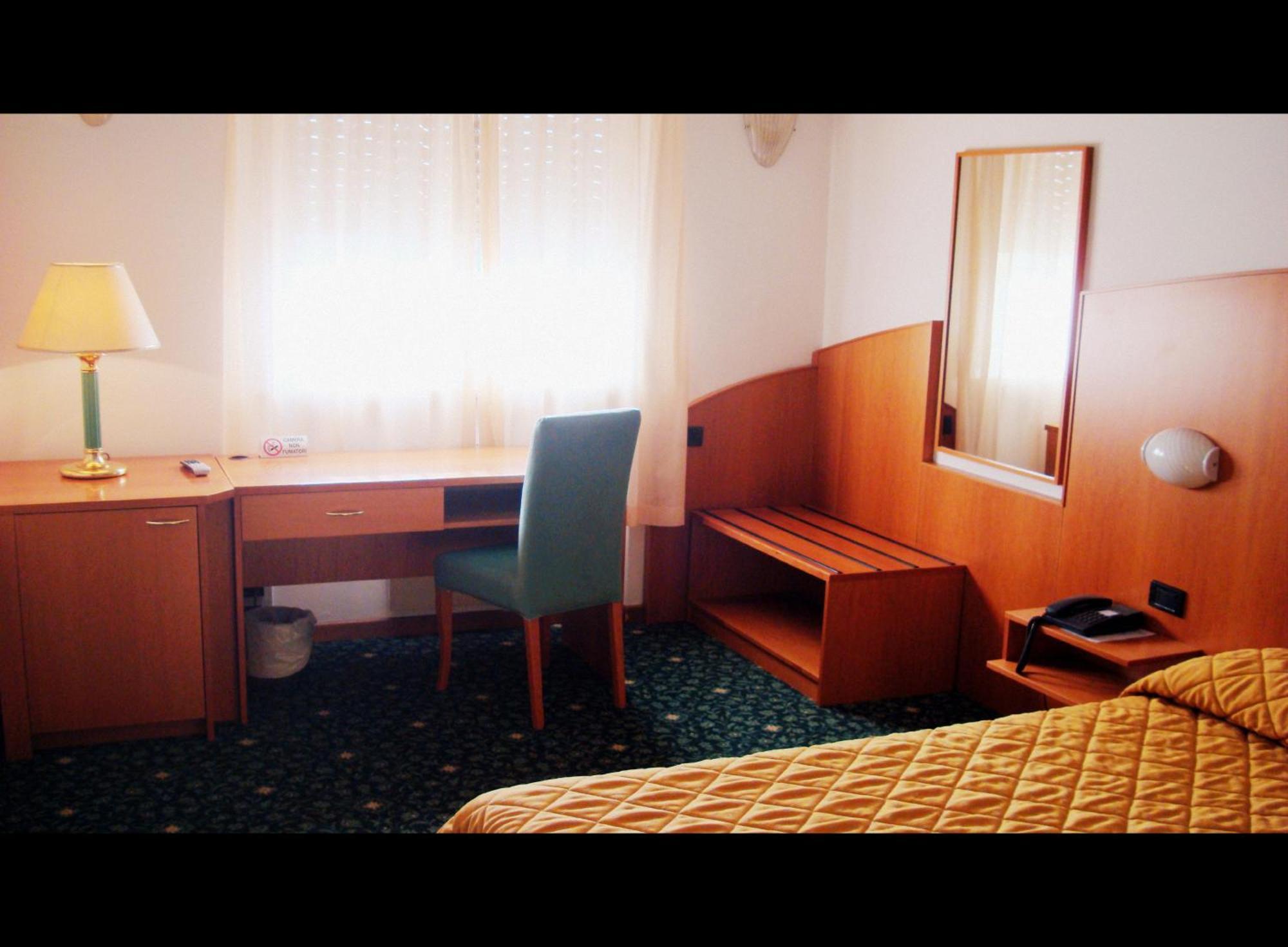 Hotel Cristallo อูดิเน ภายนอก รูปภาพ