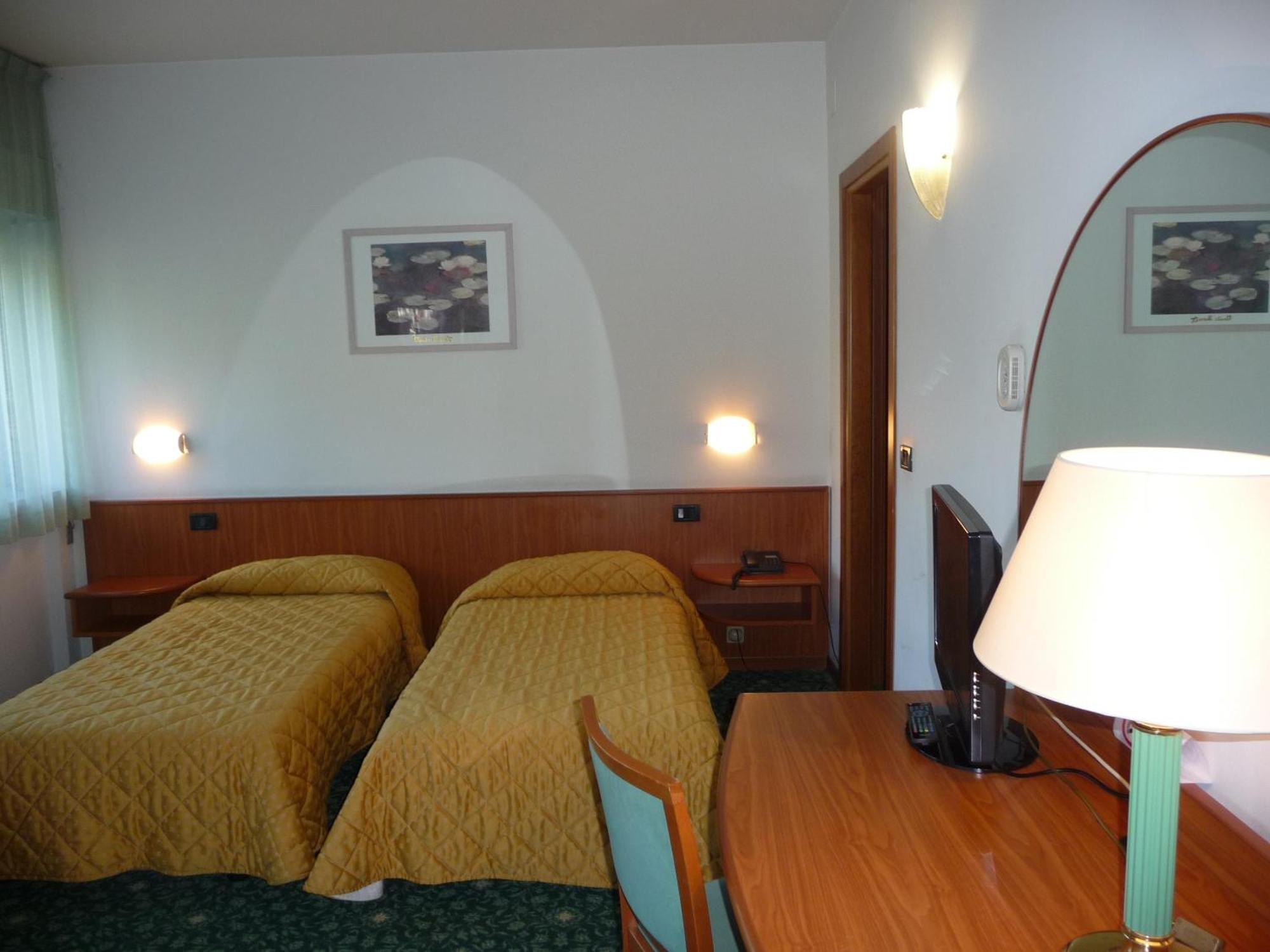 Hotel Cristallo อูดิเน ภายนอก รูปภาพ