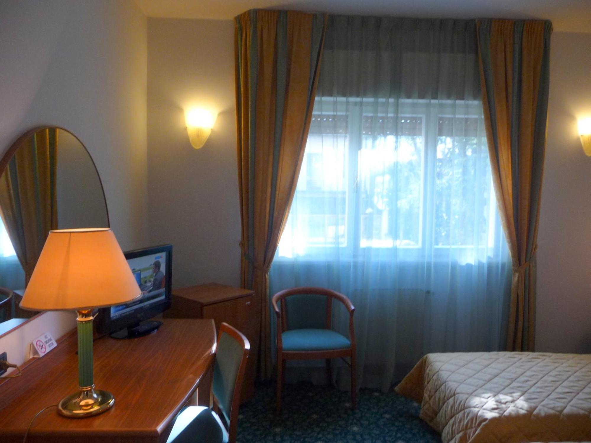 Hotel Cristallo อูดิเน ภายนอก รูปภาพ