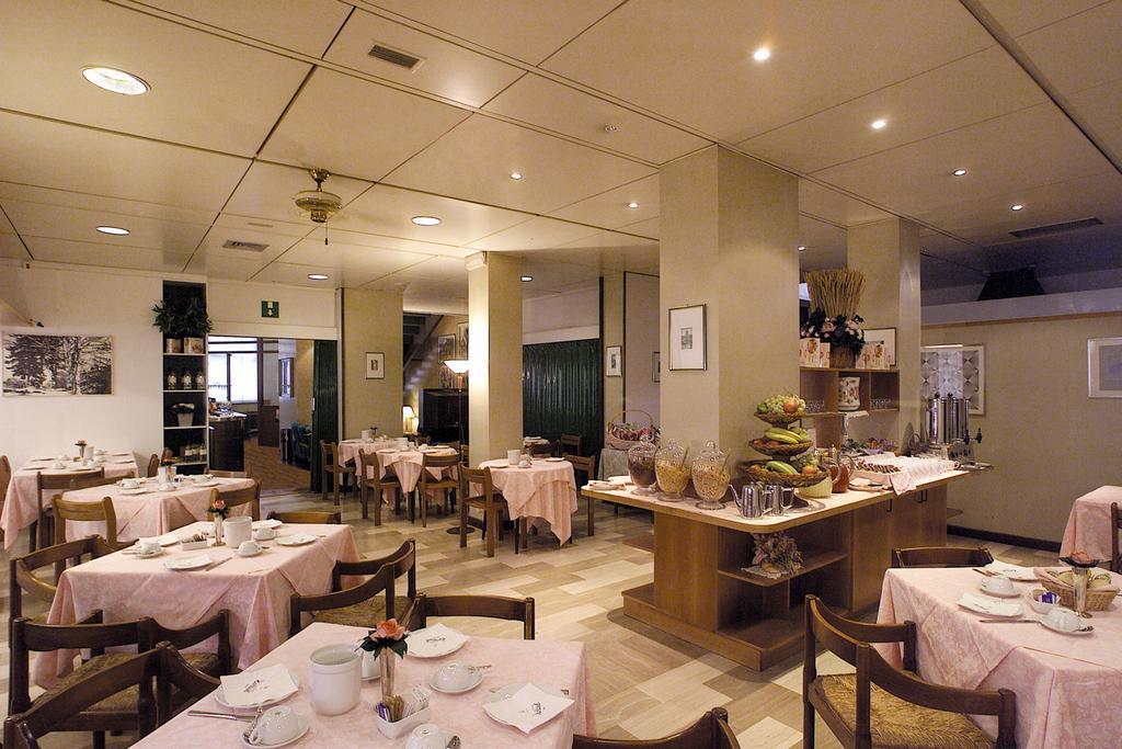 Hotel Cristallo อูดิเน ภายนอก รูปภาพ