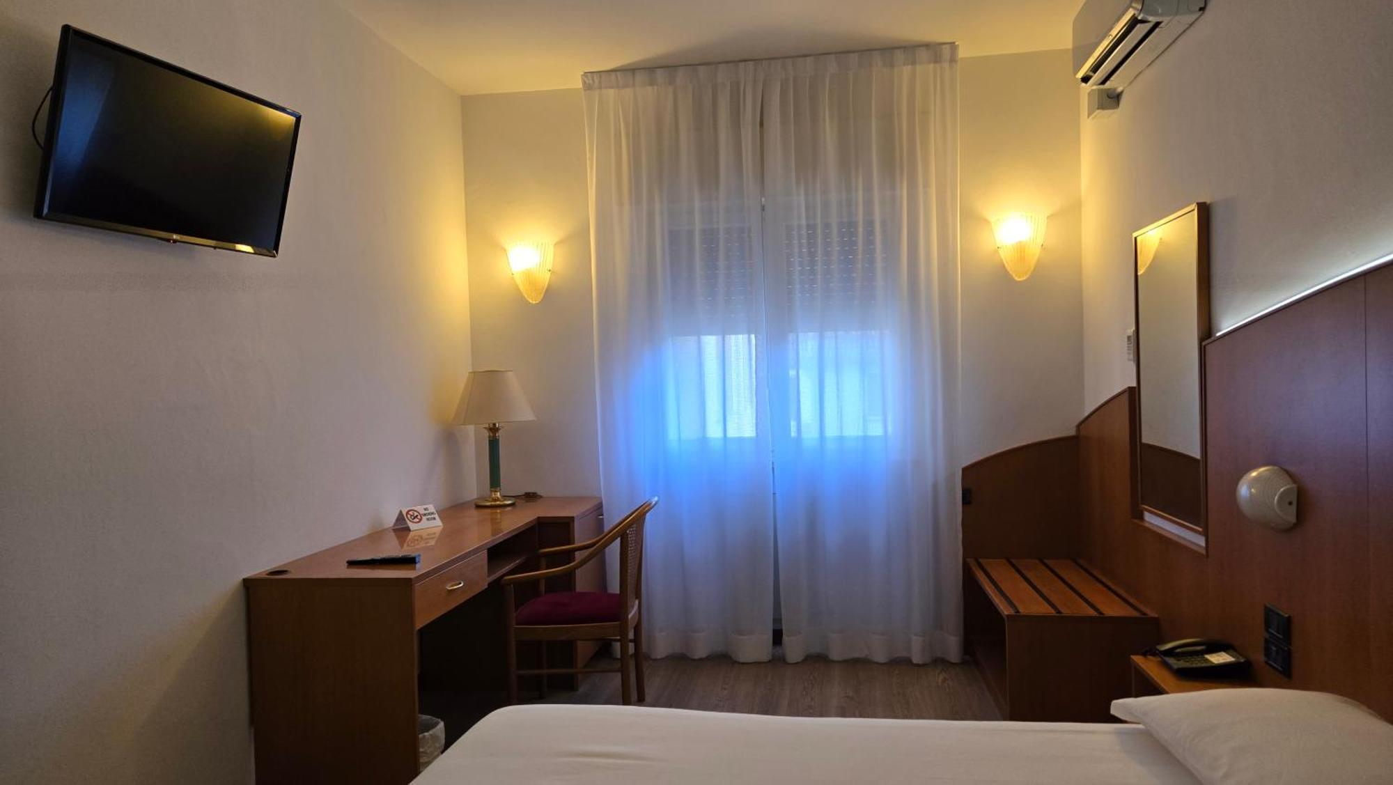 Hotel Cristallo อูดิเน ภายนอก รูปภาพ