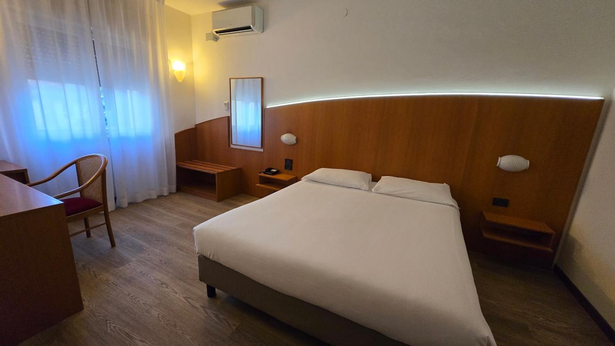 Hotel Cristallo อูดิเน ภายนอก รูปภาพ