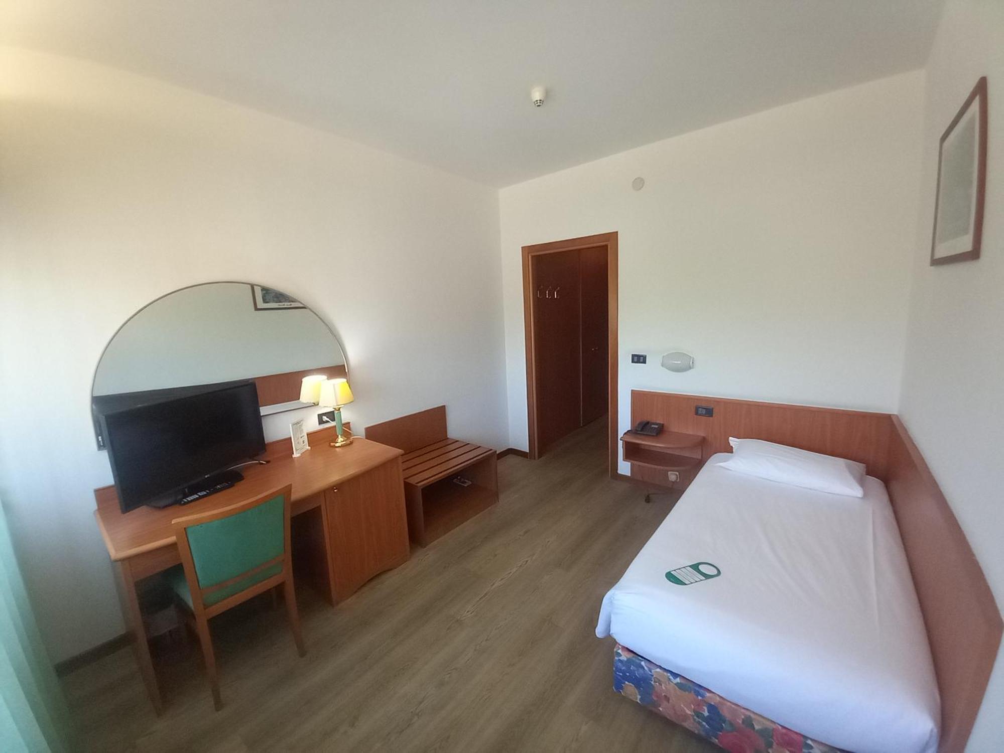 Hotel Cristallo อูดิเน ภายนอก รูปภาพ