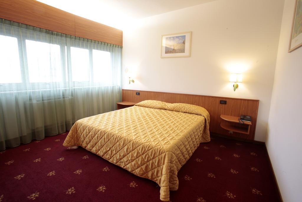 Hotel Cristallo อูดิเน ภายนอก รูปภาพ
