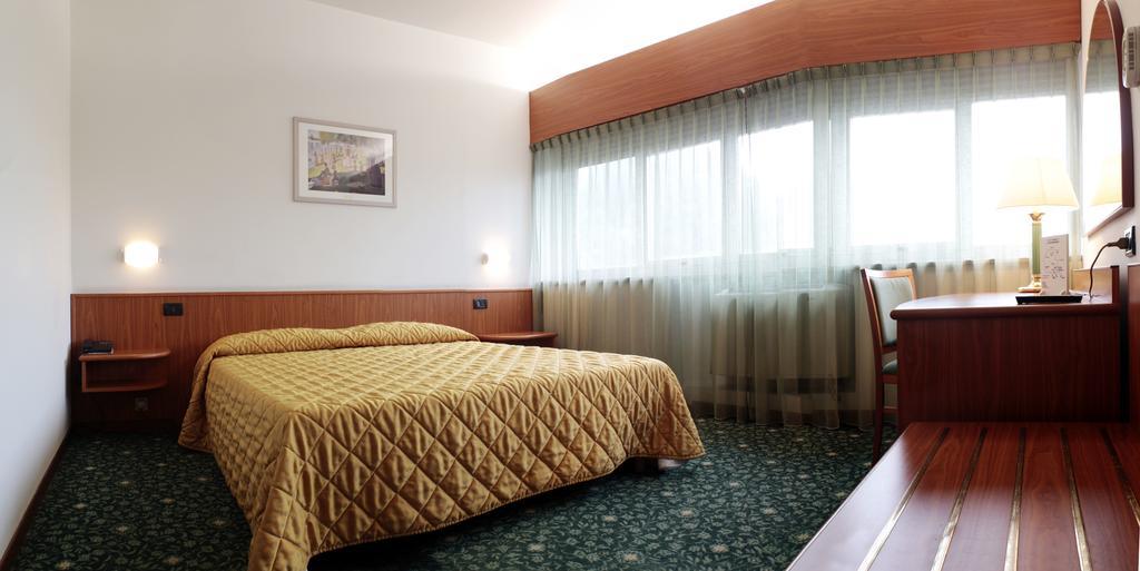 Hotel Cristallo อูดิเน ภายนอก รูปภาพ