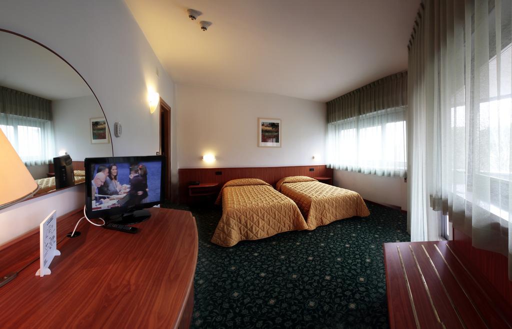 Hotel Cristallo อูดิเน ภายนอก รูปภาพ
