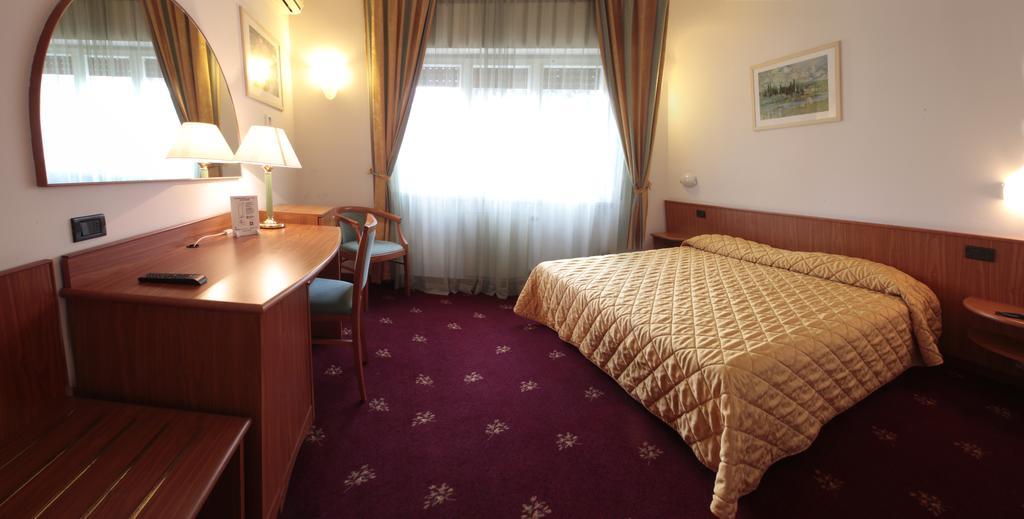 Hotel Cristallo อูดิเน ภายนอก รูปภาพ